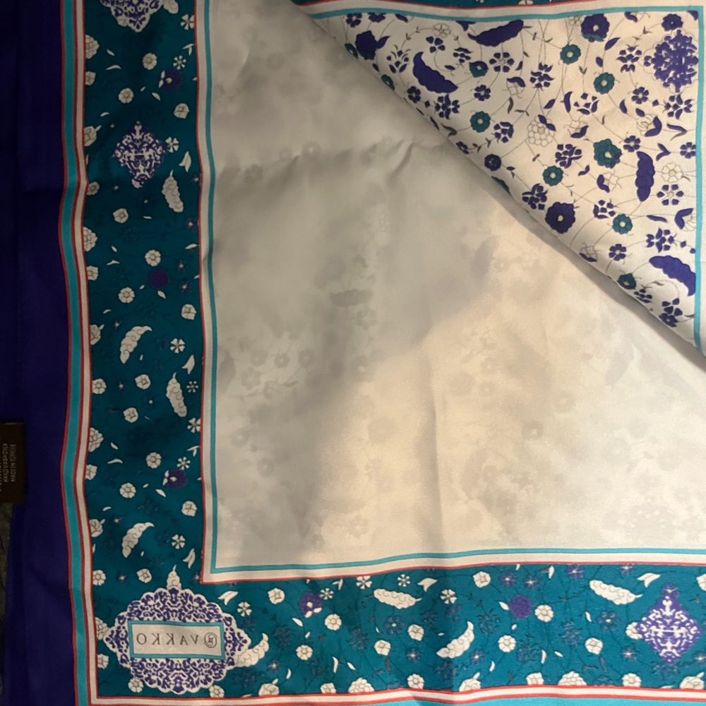 VAKKO large silk scarf